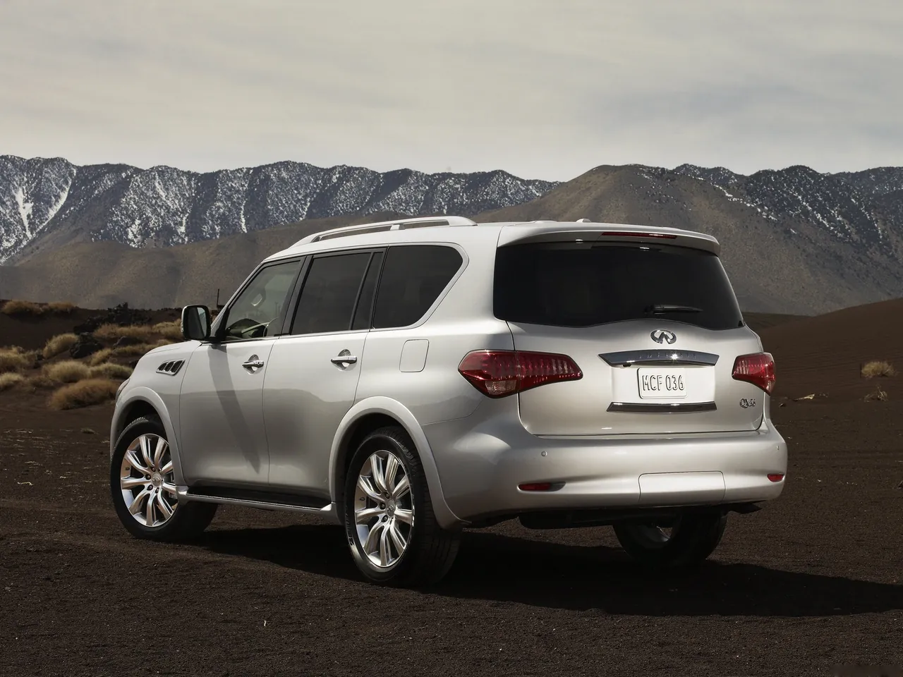 Infiniti QX (2011) – zadní tříčtvrteční pohled