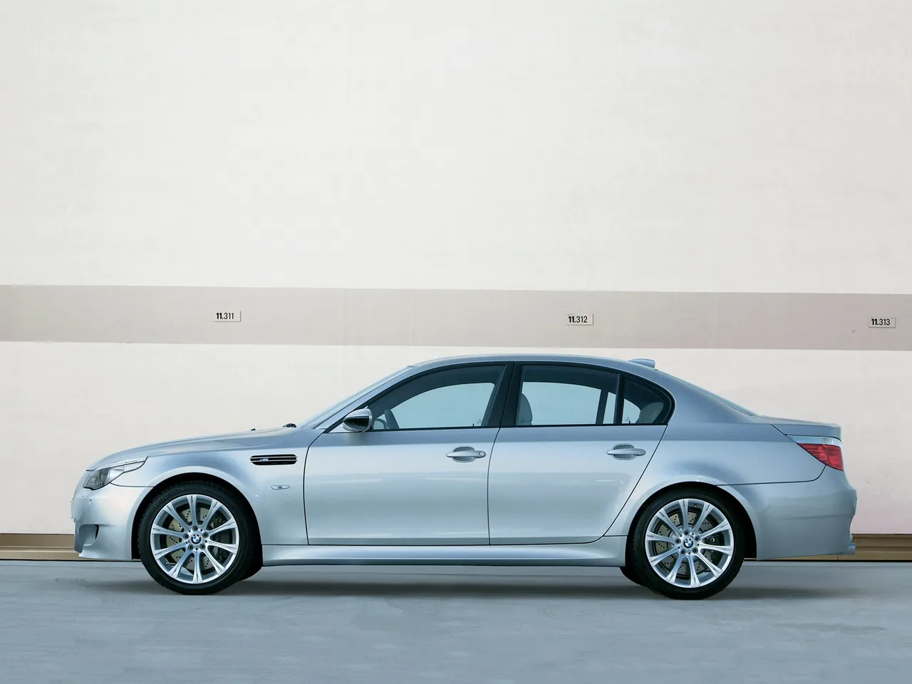 BMW M5 (2005) – boční profil