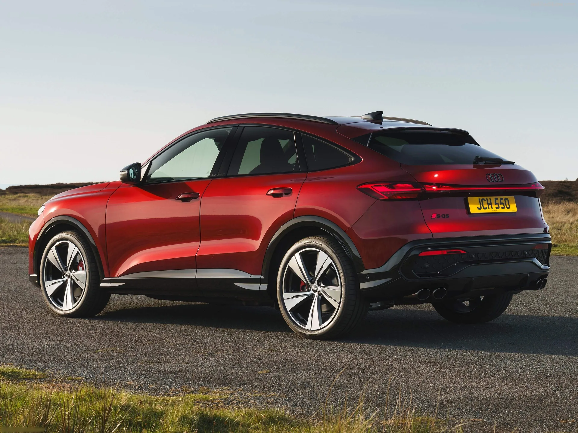 Audi SQ5 Sportback [UK] (2025) – zadní tříčtvrteční pohled