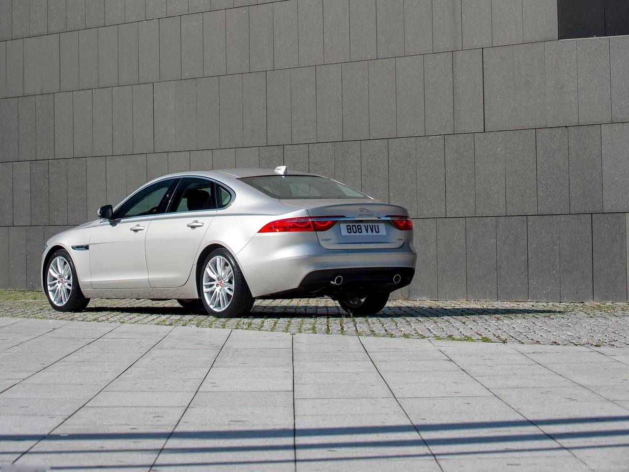 Jaguar XF 30d (2016) – zadní tříčtvrteční pohled