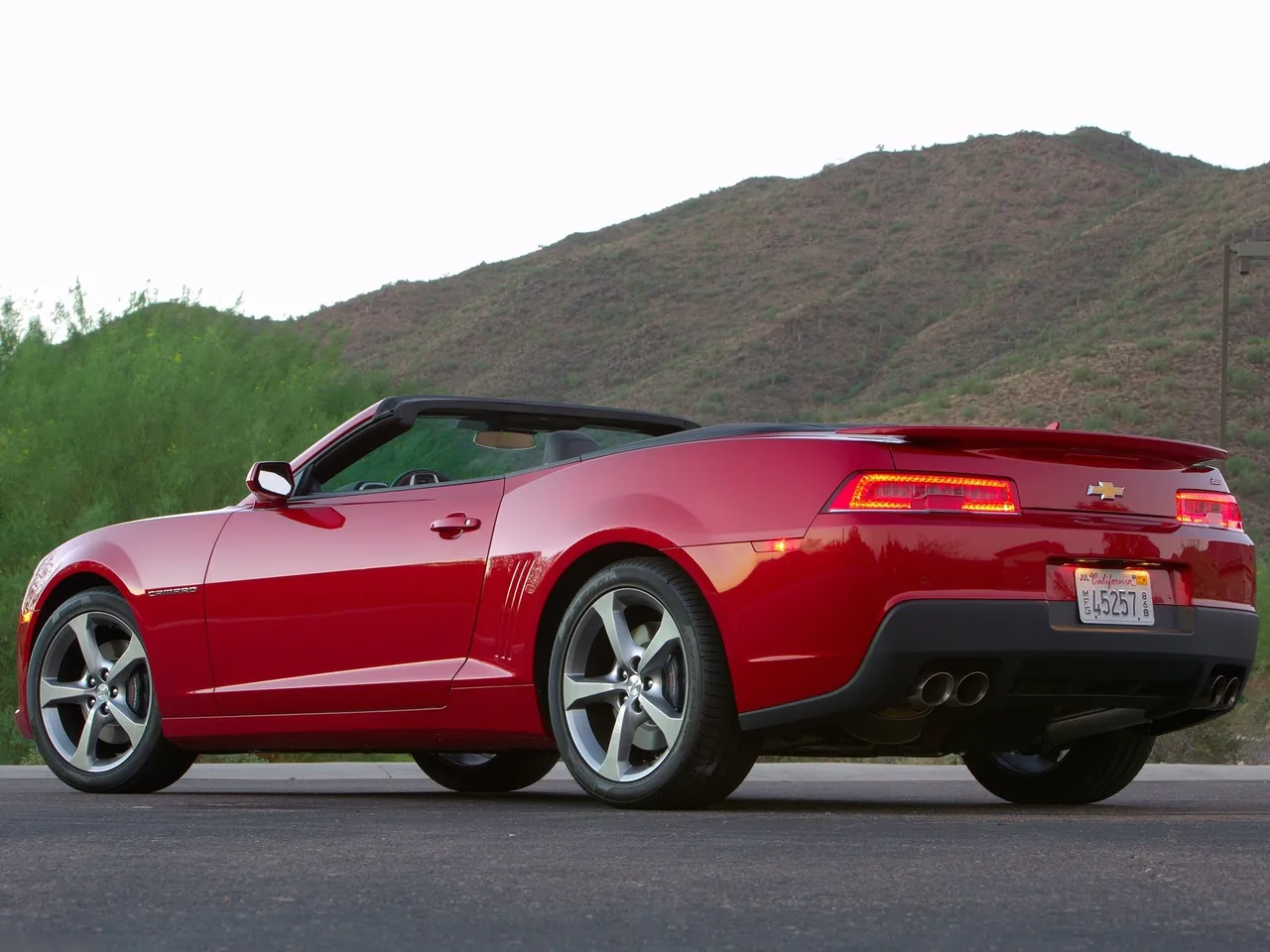 Chevrolet Camaro Convertible (2014) – zadní tříčtvrteční pohled