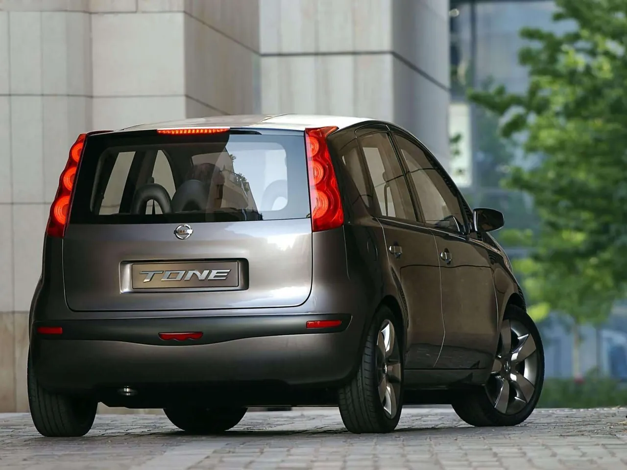 Nissan Tone Concept (2004) – zadní tříčtvrteční pohled