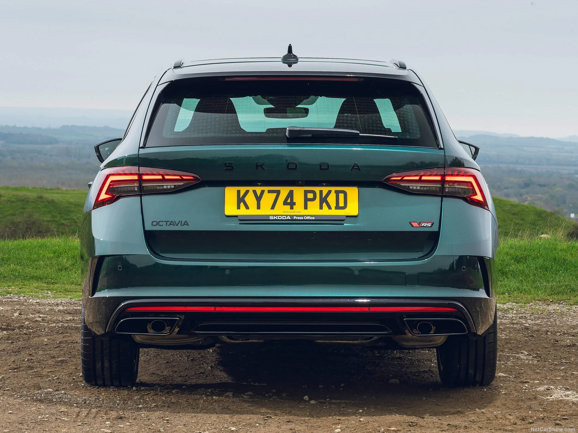 Skoda Octavia vRS Estate [UK] (2025) – zezadu