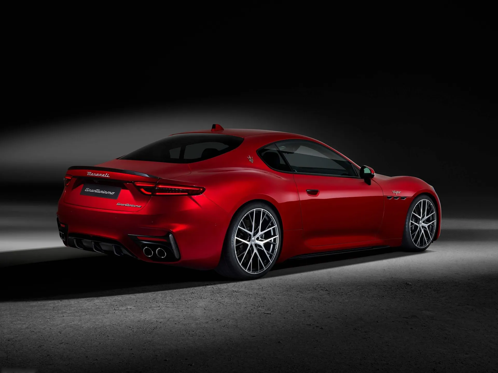 Maserati GranTurismo (2023) – zadní tříčtvrteční pohled