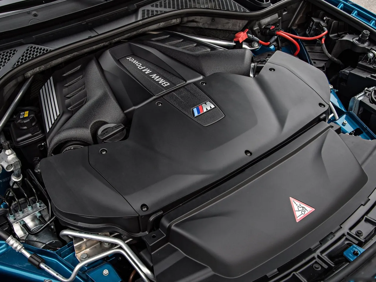 BMW X6 M (2016) – motorový prostor