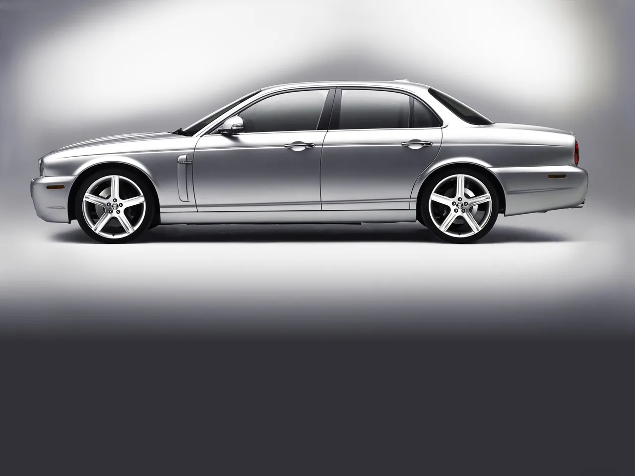 Jaguar XJ (2008) – boční profil