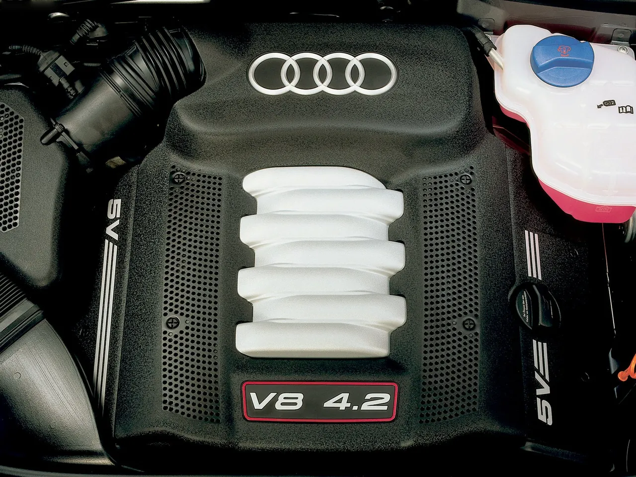 Audi S6 Avant (1999) – motorový prostor