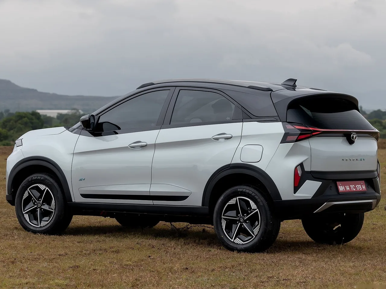 Tata Nexon.ev (2024) – zadní tříčtvrteční pohled