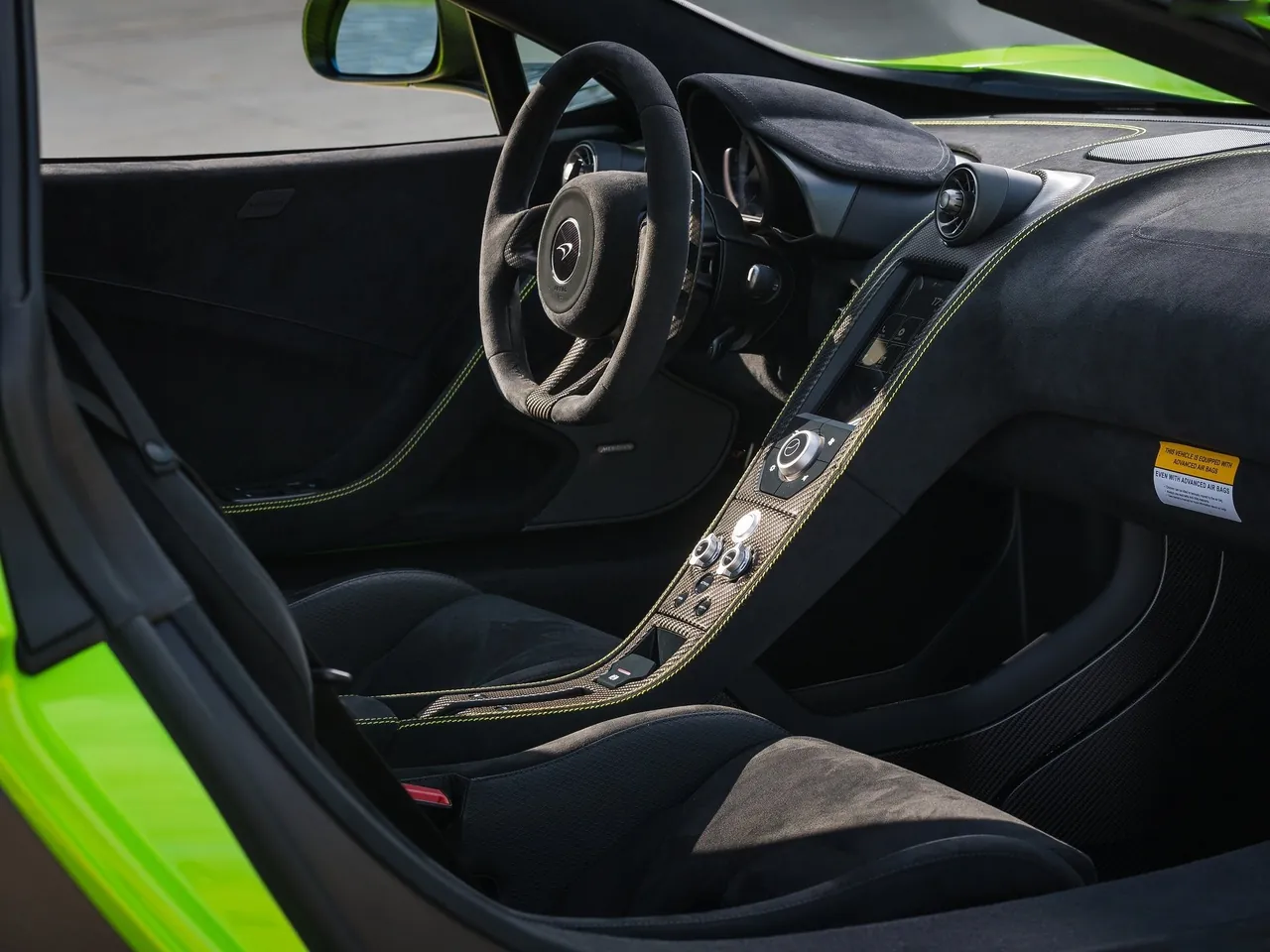 McLaren 675LT (2016) – interiér