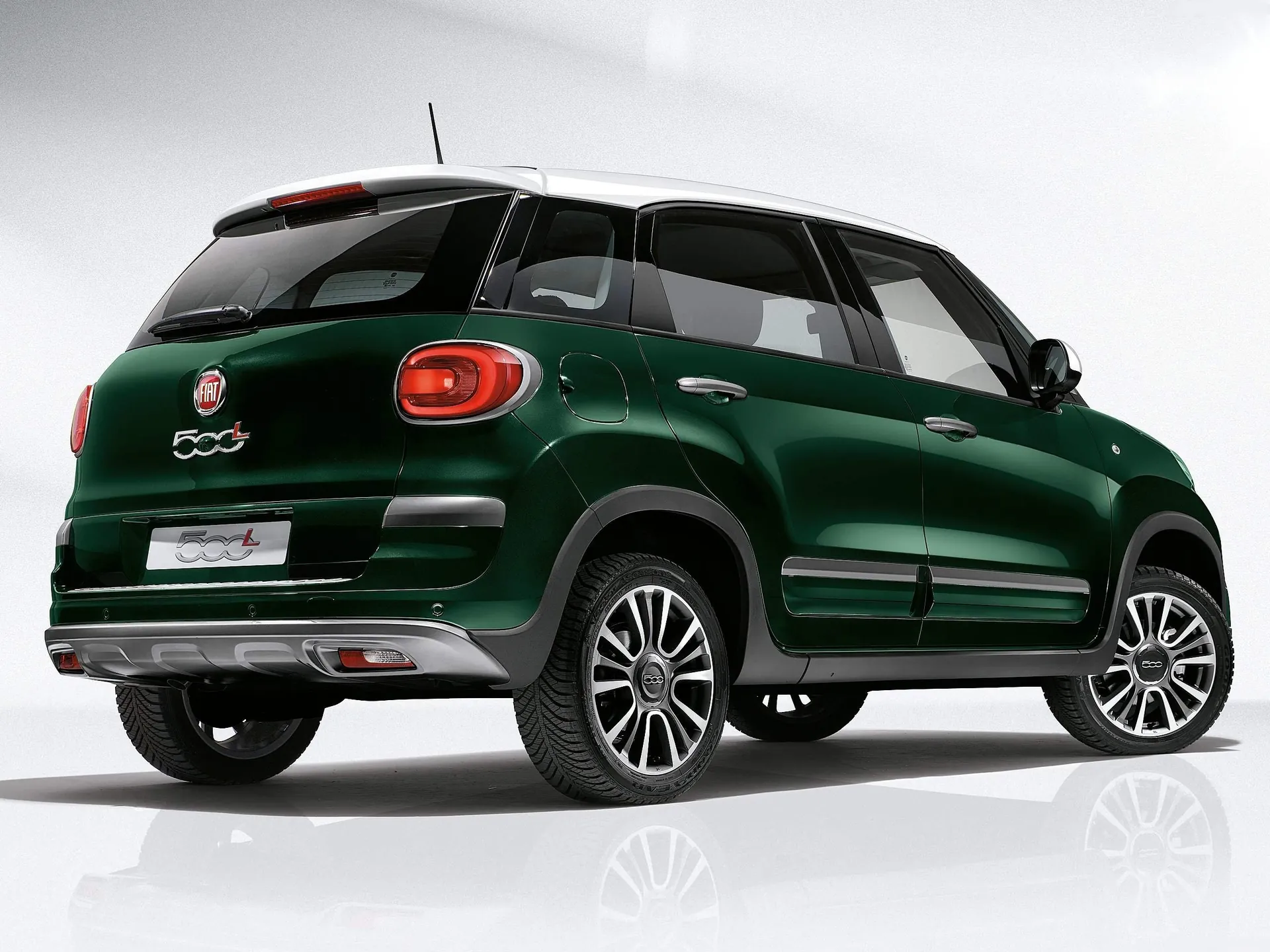 Fiat 500L Cross (2018) – zadní tříčtvrteční pohled