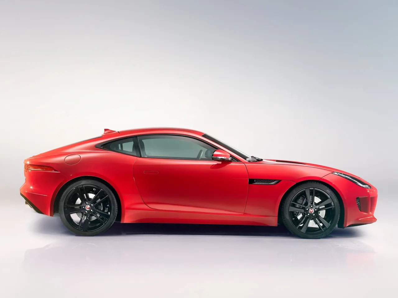 Jaguar F-Type Coupe (2015) – boční profil
