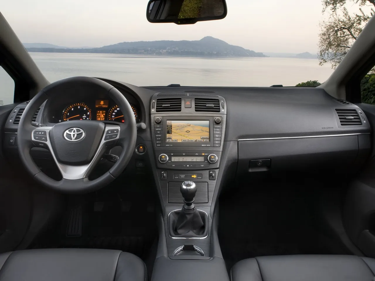 Toyota Avensis Tourer (2009) - Interior