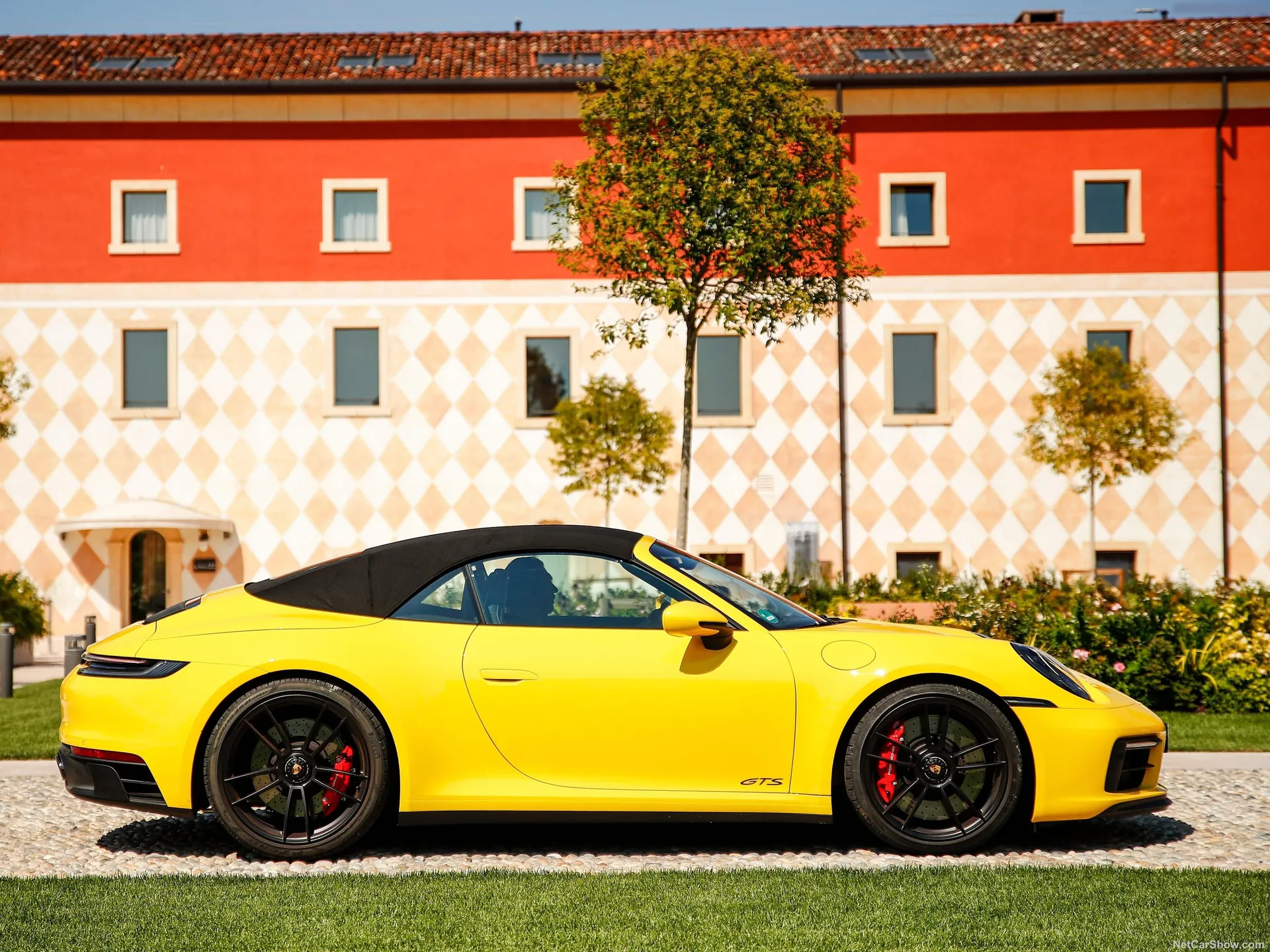 Porsche 911 Carrera GTS Cabriolet (2022) – boční profil