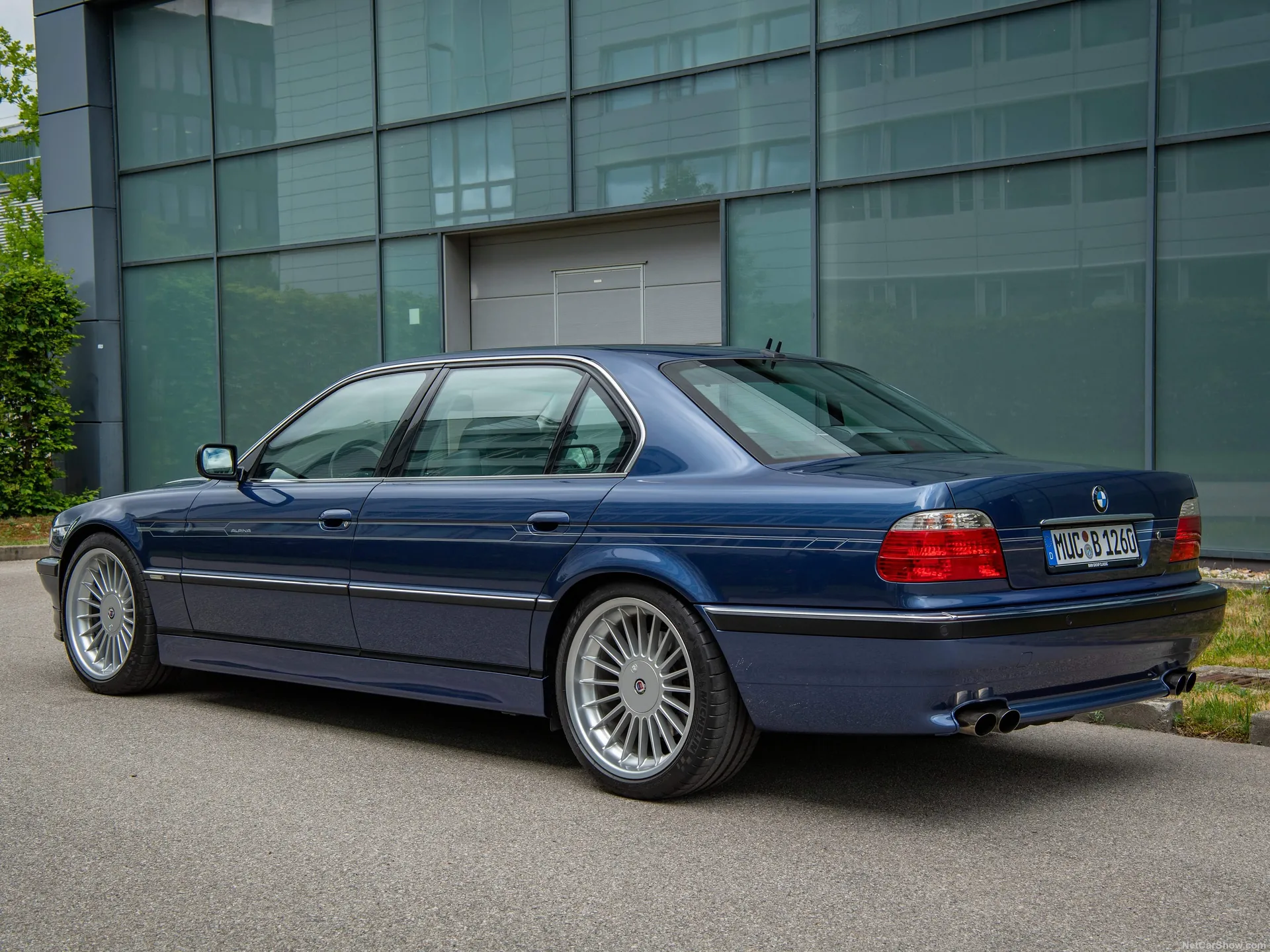 Alpina BMW B12 6.0 E38 (2000) – zadní tříčtvrteční pohled