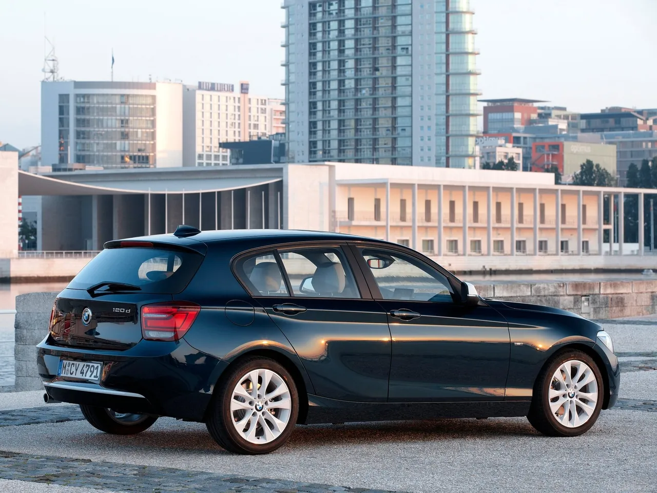 BMW 1-Series (2012) – zadní tříčtvrteční pohled