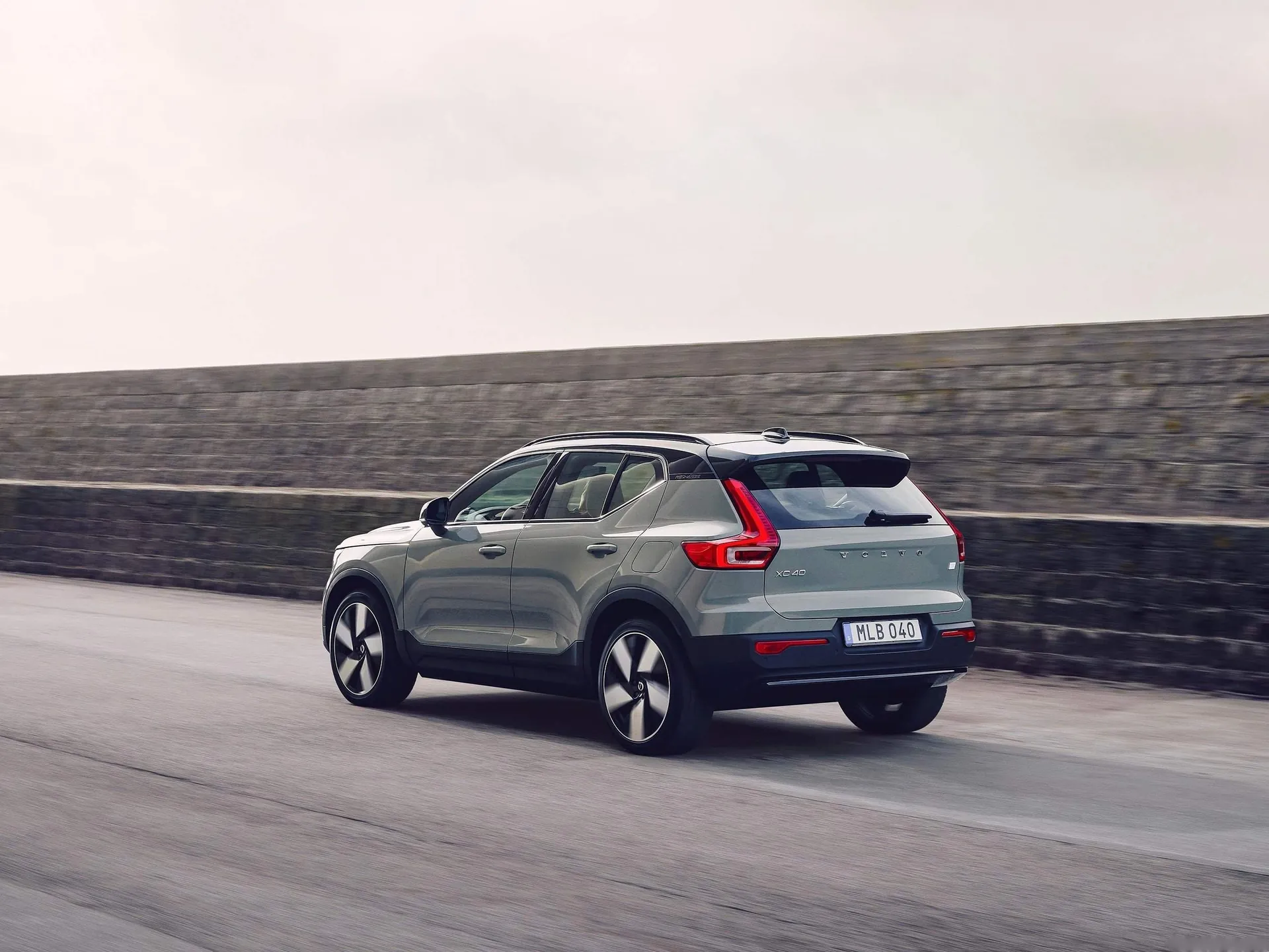 Volvo XC40 Recharge (2023) – zadní tříčtvrteční pohled