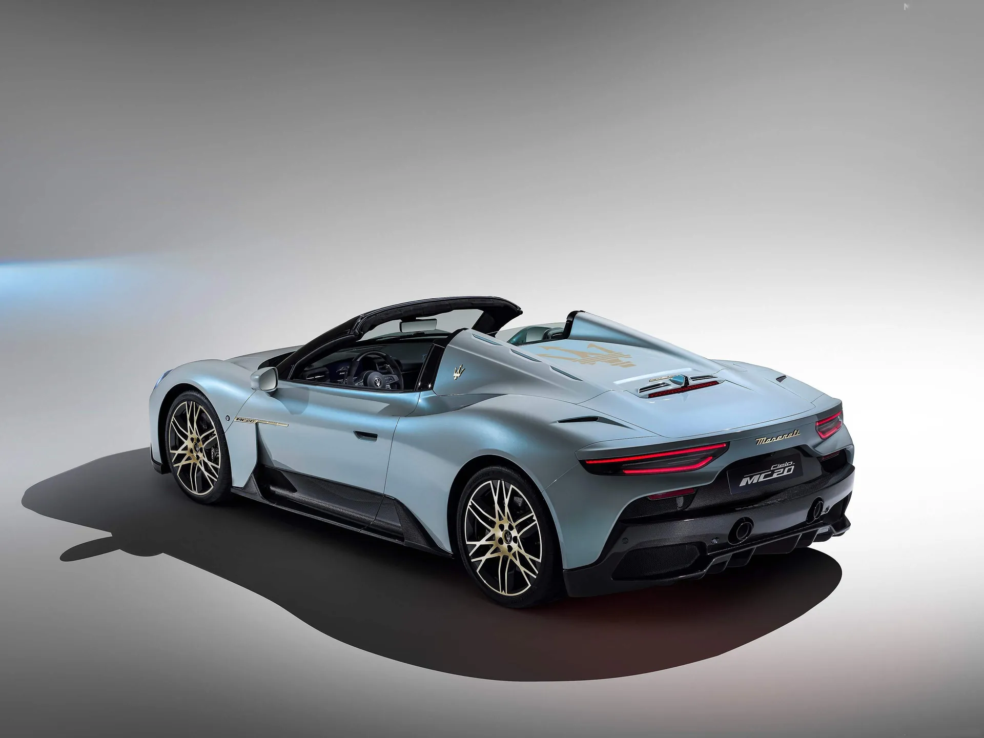 Maserati MC20 Cielo (2023) – zadní tříčtvrteční pohled