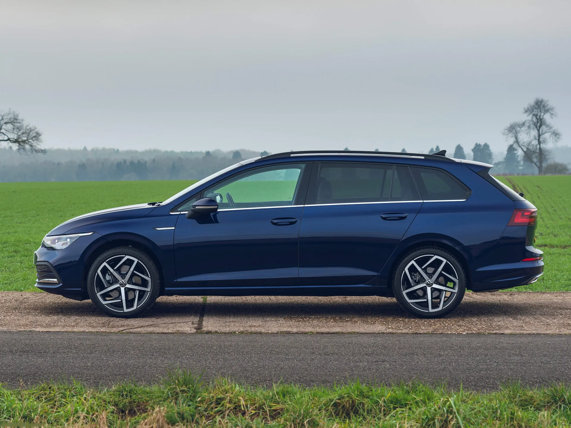 Volkswagen Golf Estate [UK] (2021) – boční profil