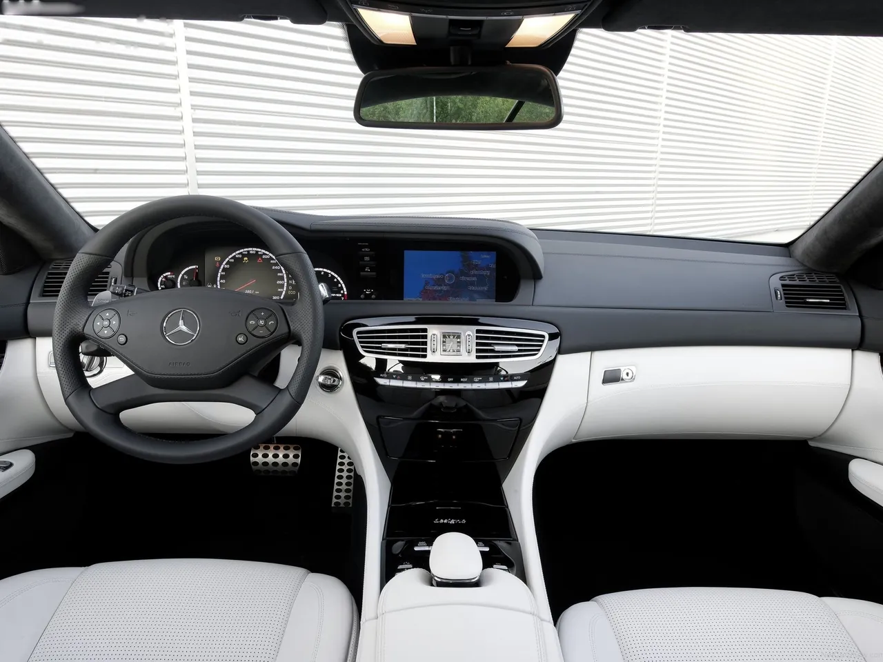 Mercedes-Benz CL63 AMG (2011) - Interior