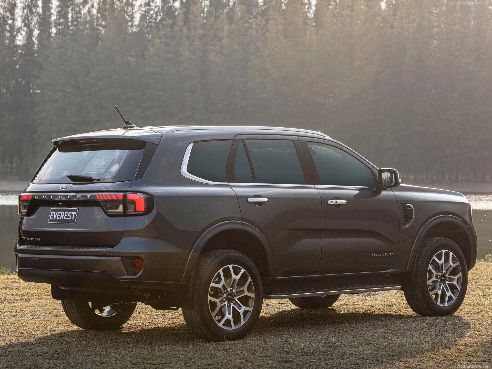 Ford Everest (2023) – zadní tříčtvrteční pohled