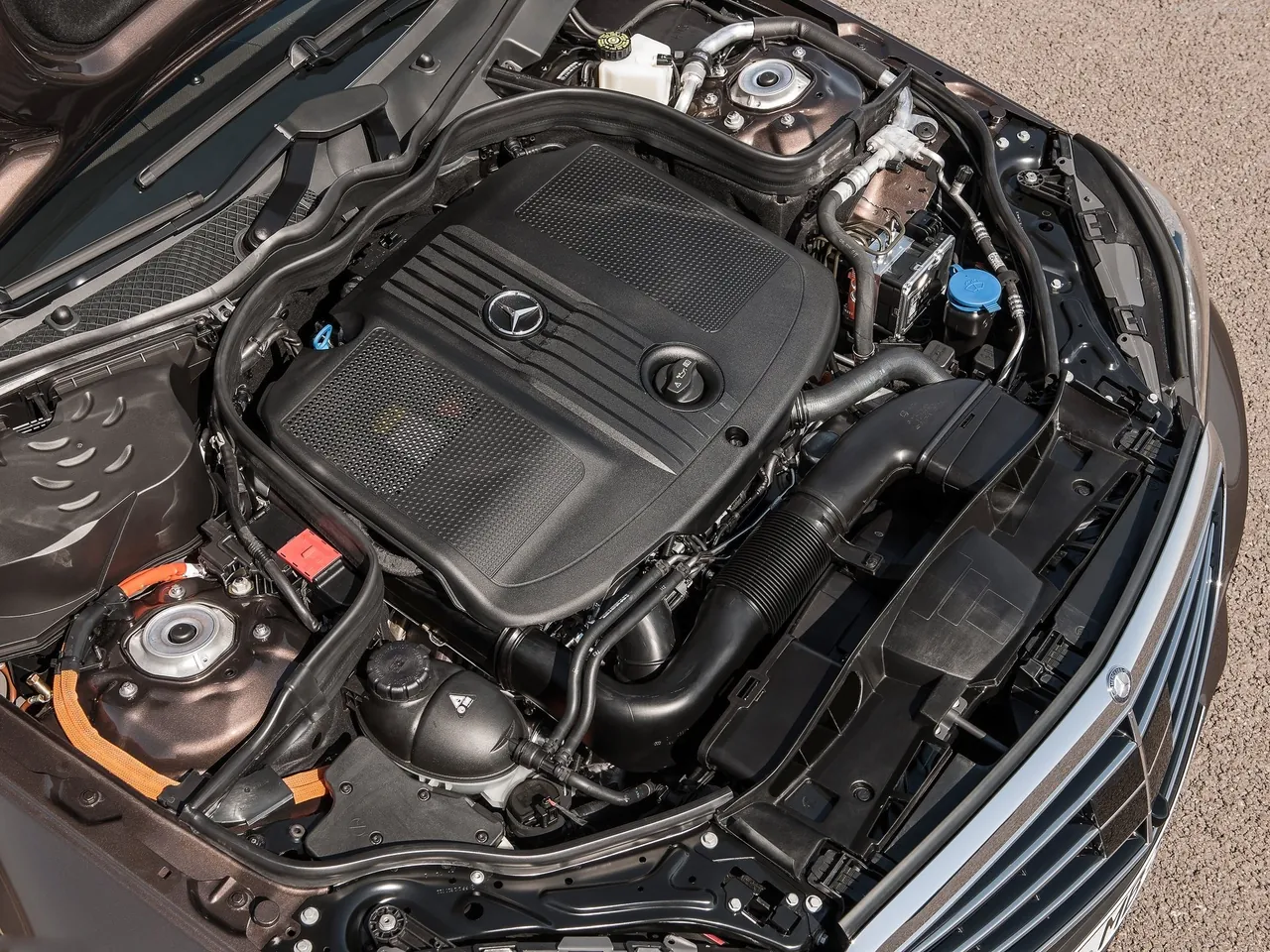 Mercedes-Benz E-Class (2014) – motorový prostor