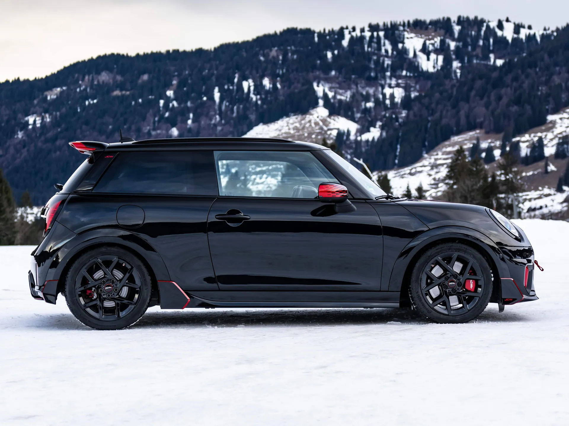 Mini JCW with Genuine Accessories (2025) – boční profil