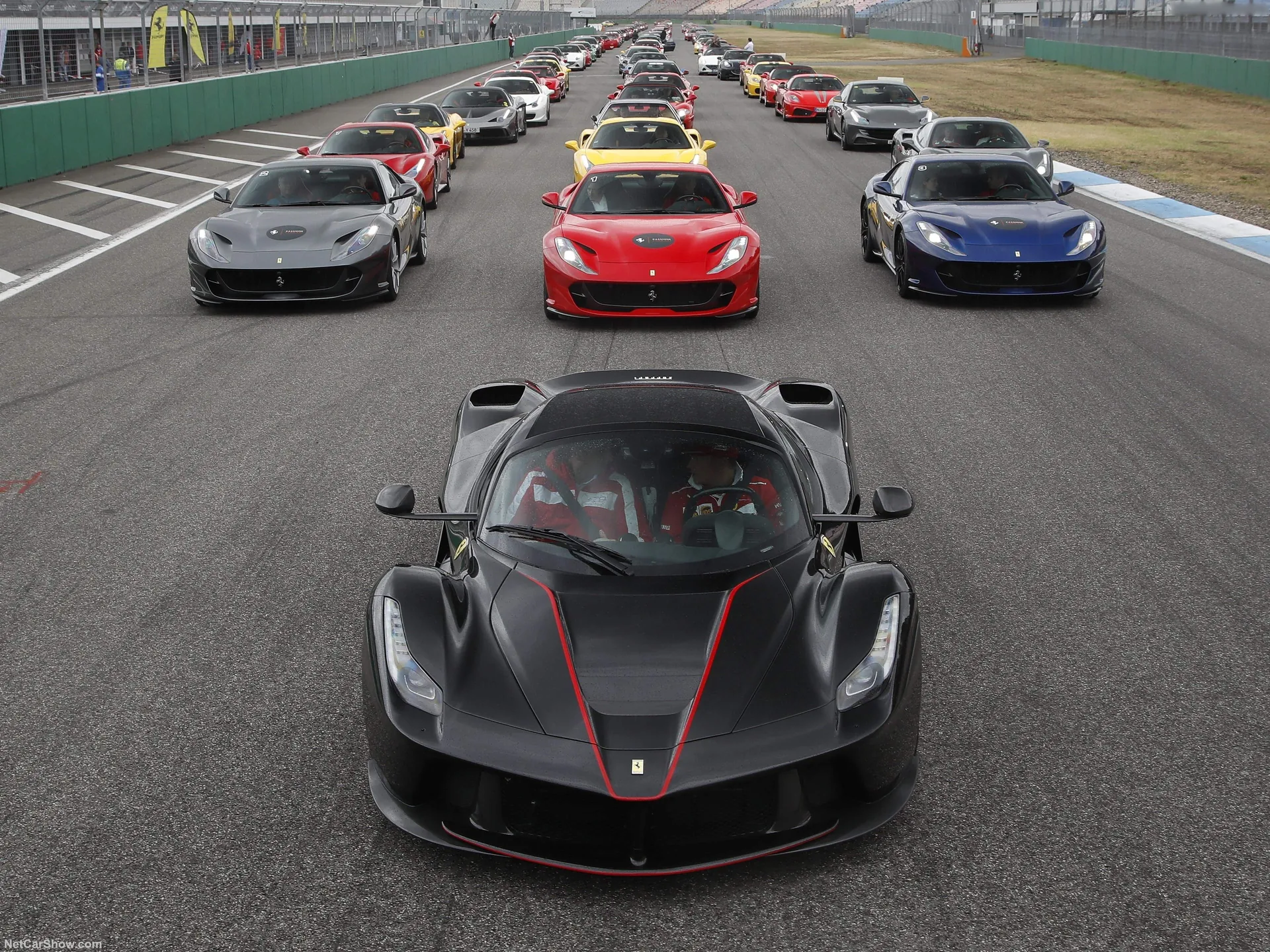 Ferrari LaFerrari Aperta (2017) – zepředu