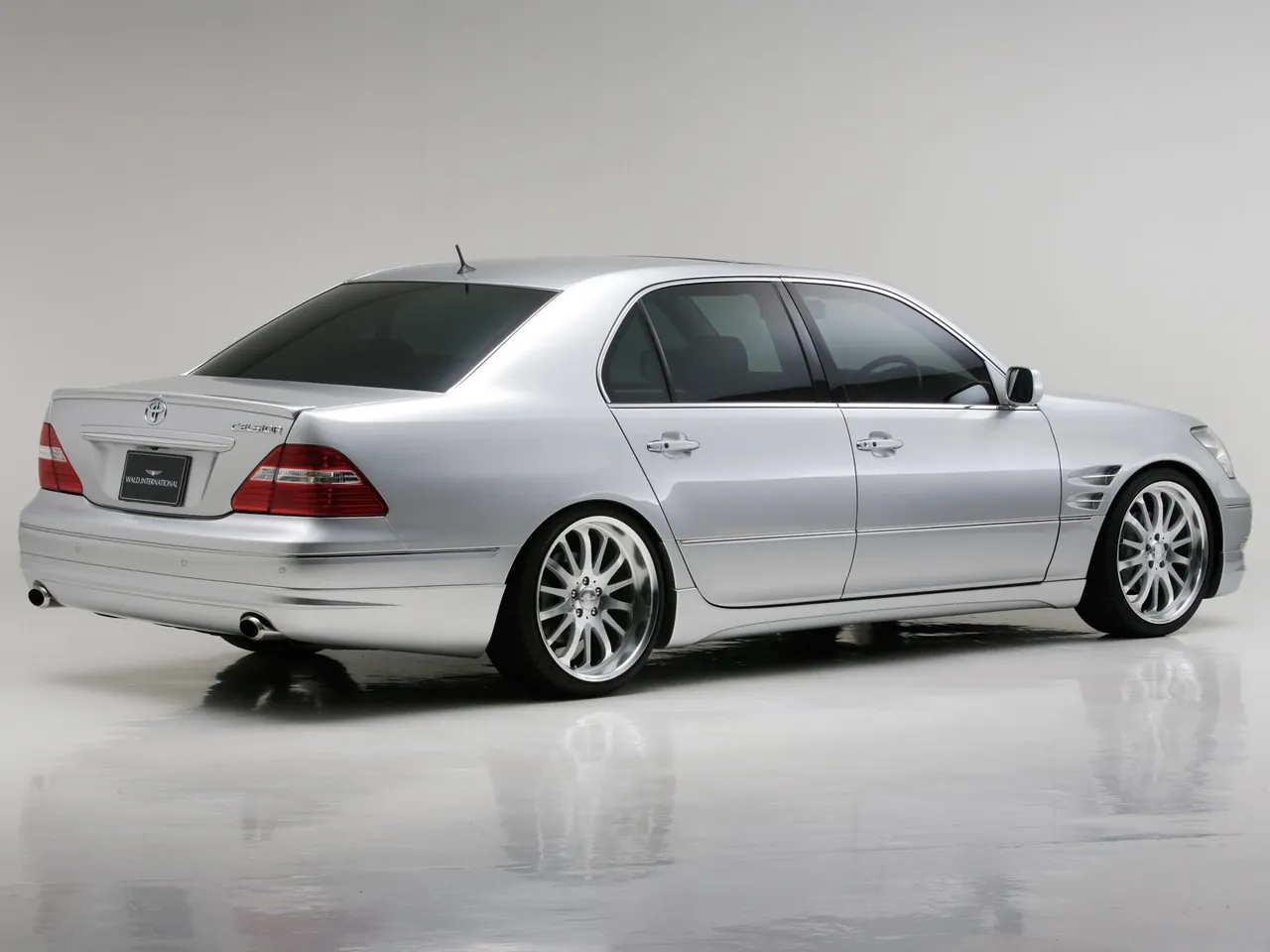 Wald Toyota Celsior (2004) – zadní tříčtvrteční pohled