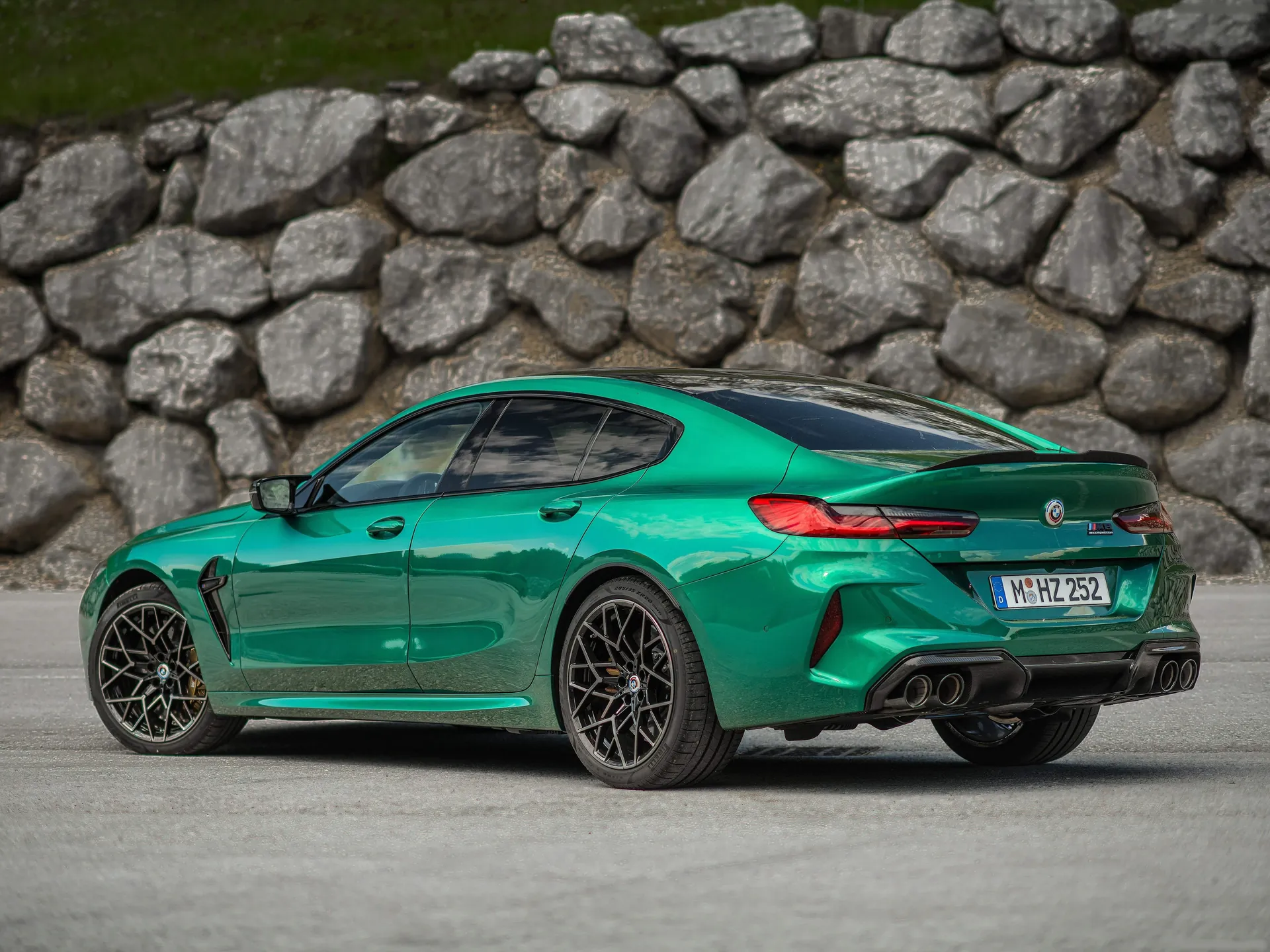 BMW M8 Competition Gran Coupe (2023) – zadní tříčtvrteční pohled