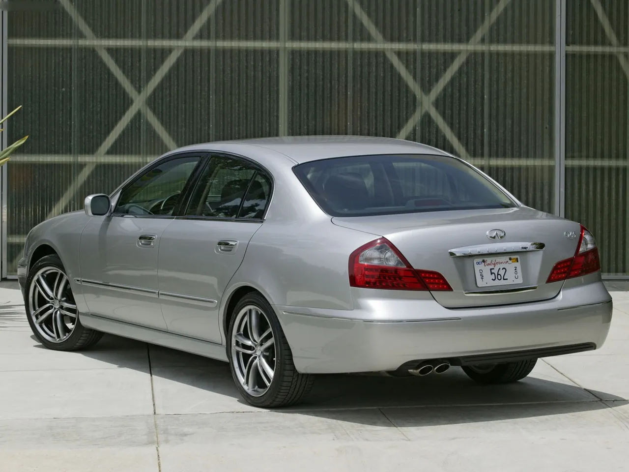 Infiniti Q45 (2006) – zadní tříčtvrteční pohled
