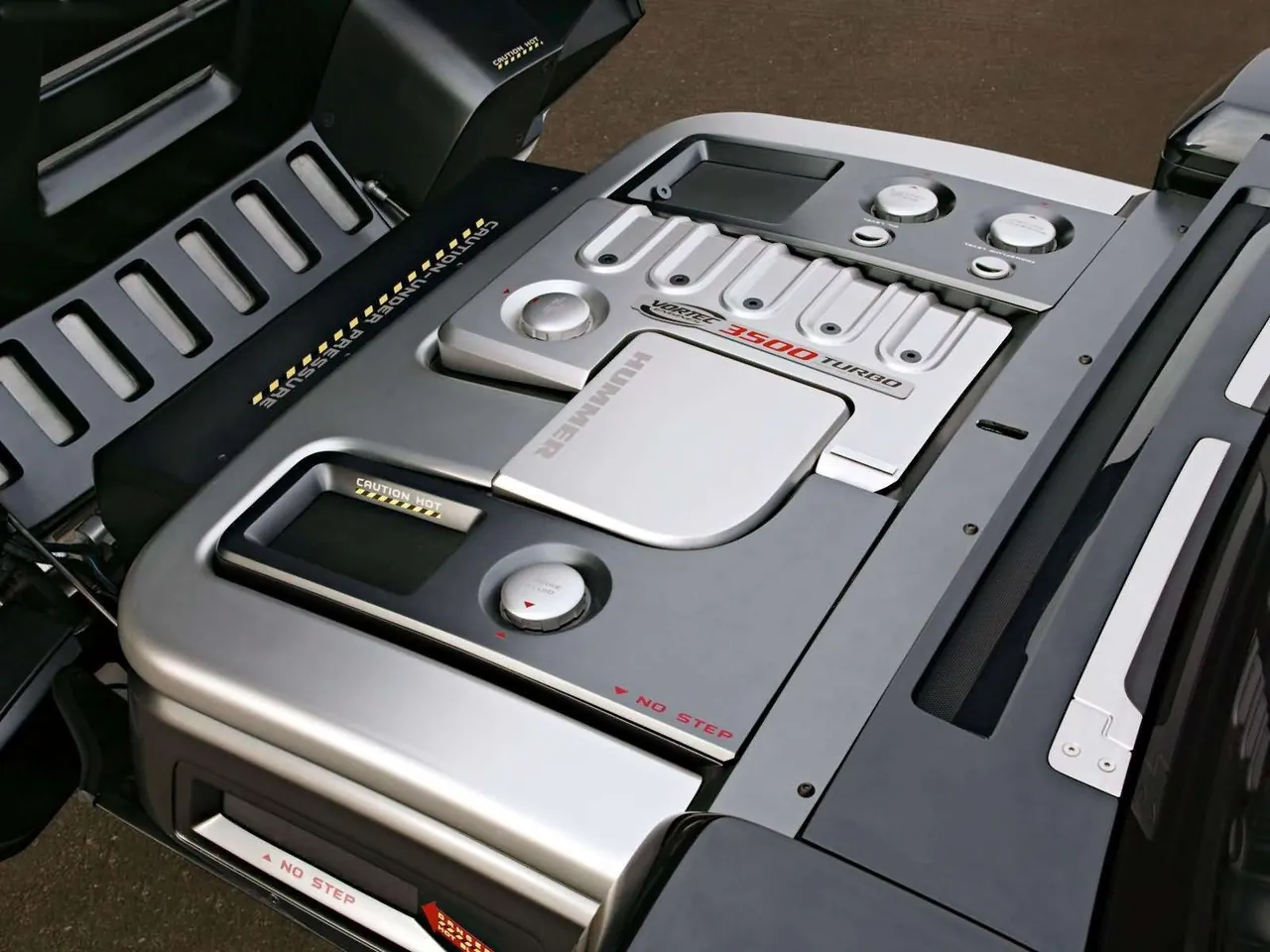 Hummer H3T Concept (2003) – motorový prostor