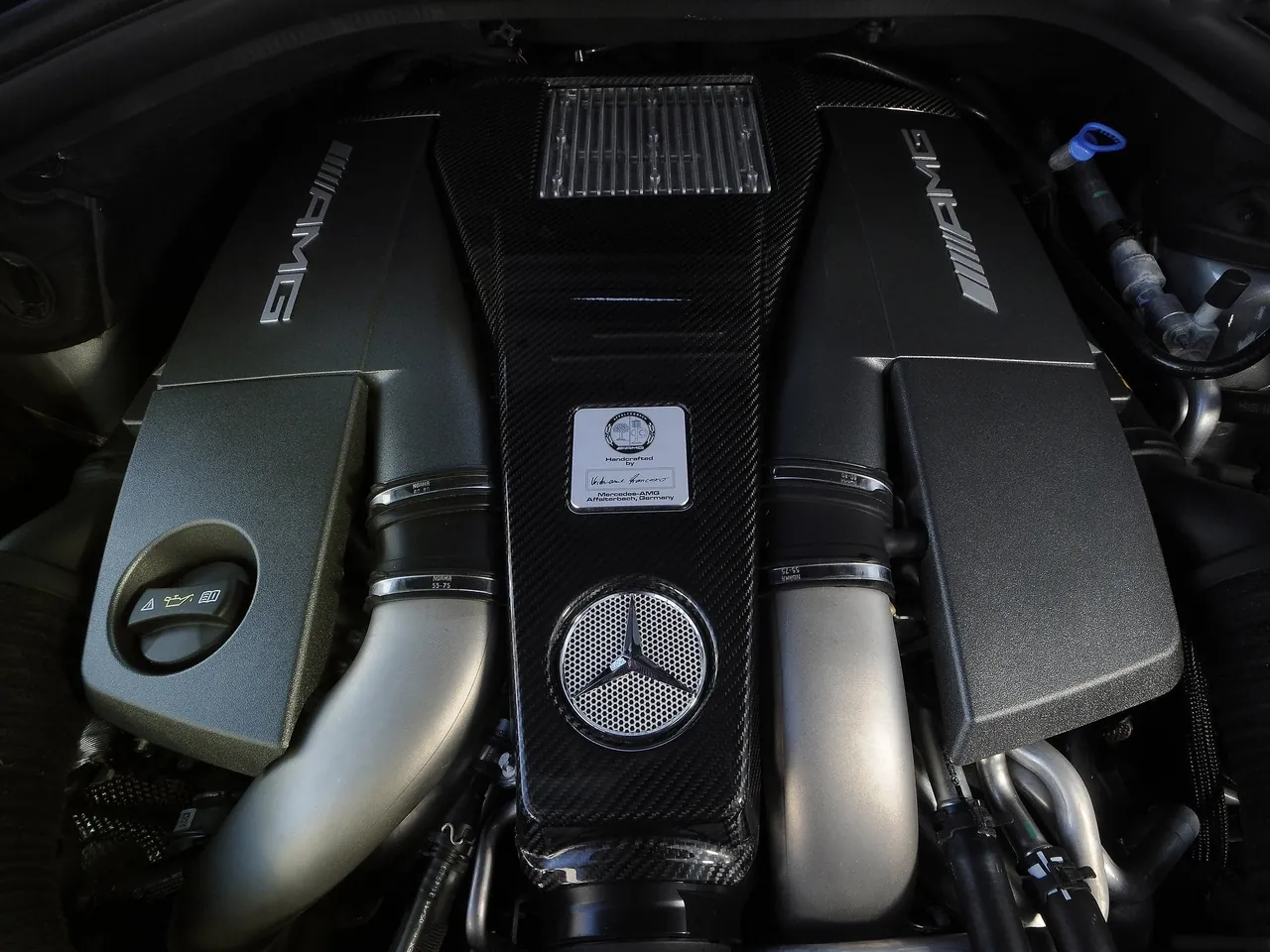 Mercedes-Benz ML63 AMG (2012) - Engine