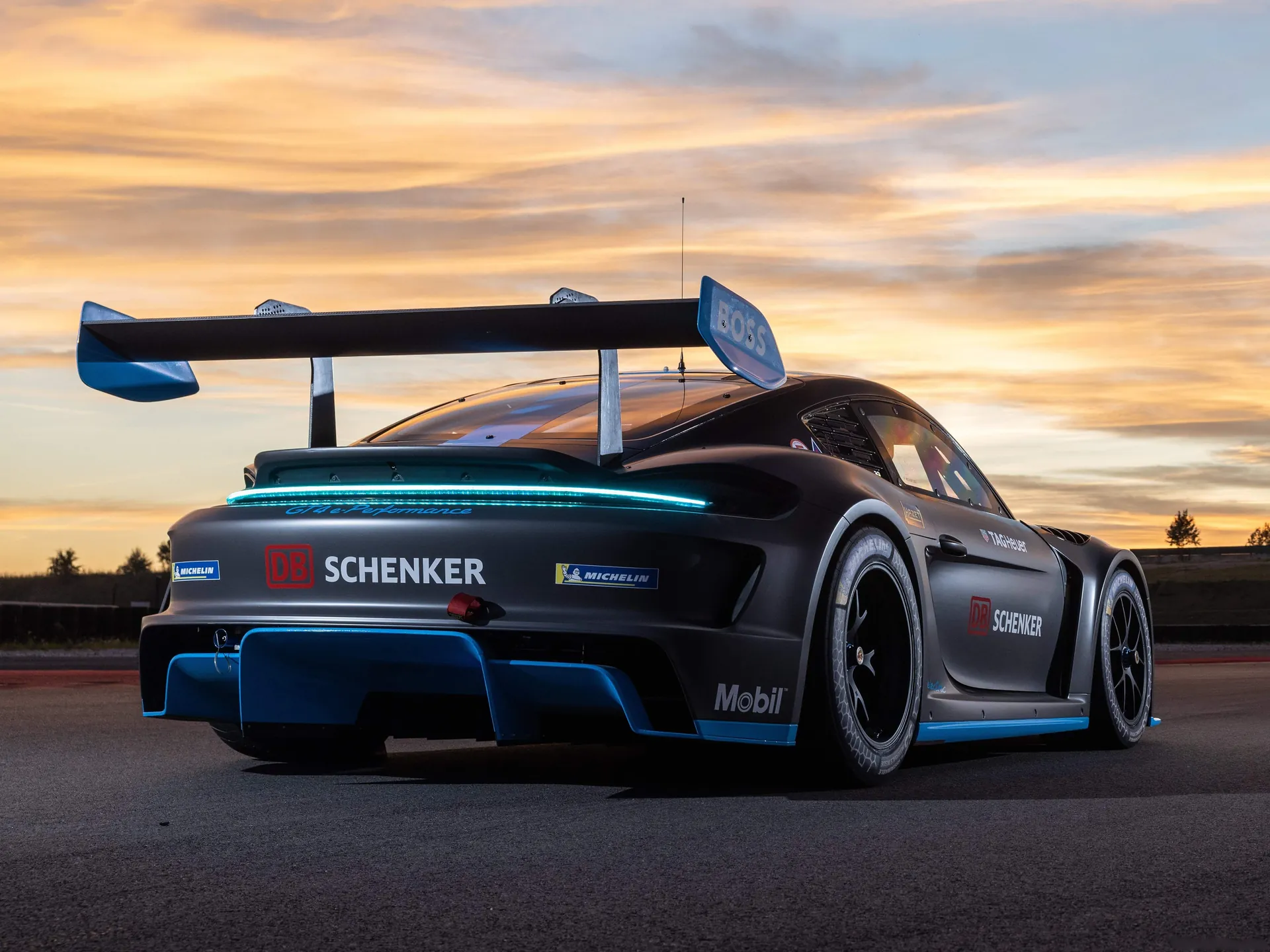 Porsche 718 GT4 e-Performance Concept (2022) – zadní tříčtvrteční pohled