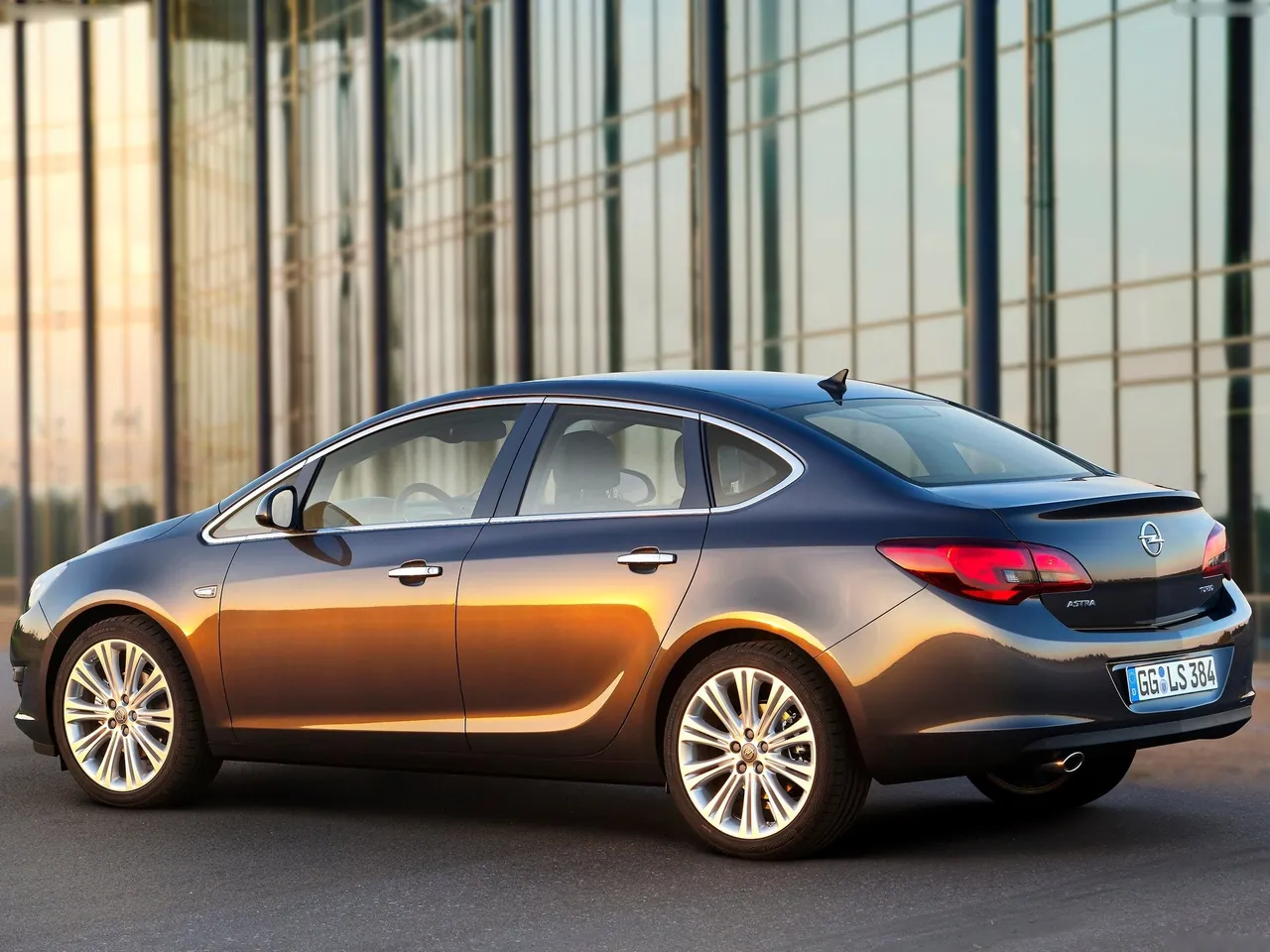 Opel Astra Sedan (2013) – zadní tříčtvrteční pohled