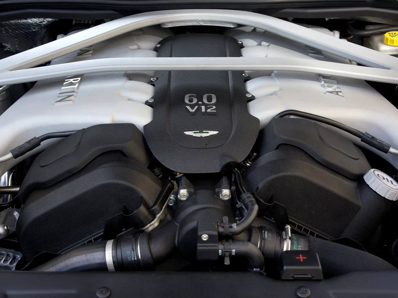 Aston Martin DB9 Volante (2013) - Engine