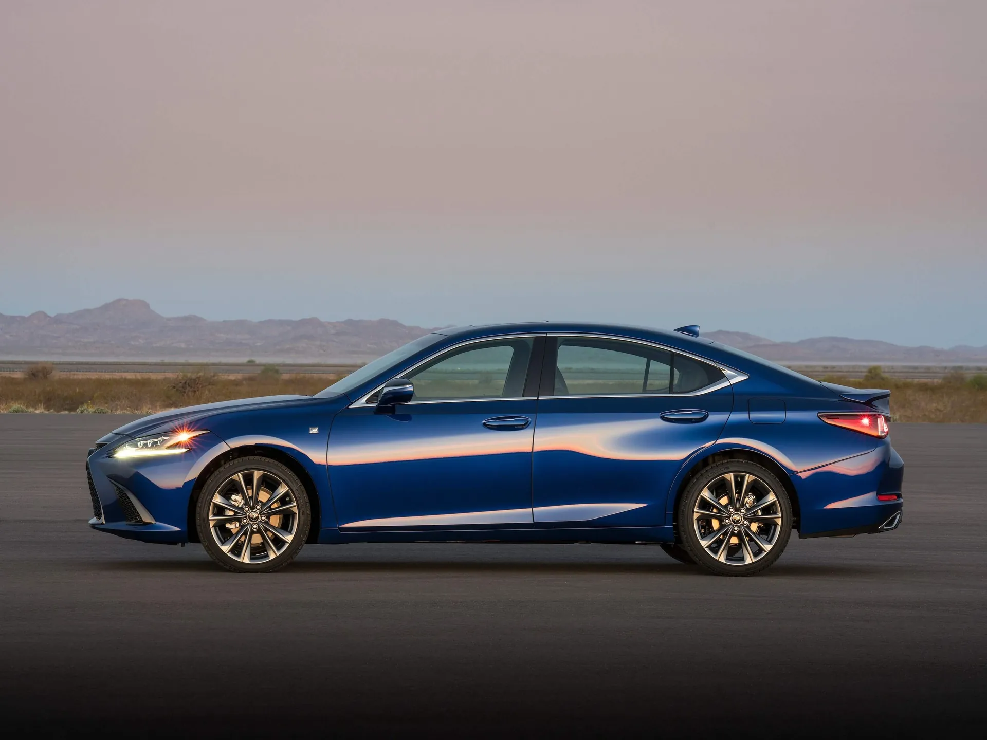 Lexus ES (2019) – boční profil