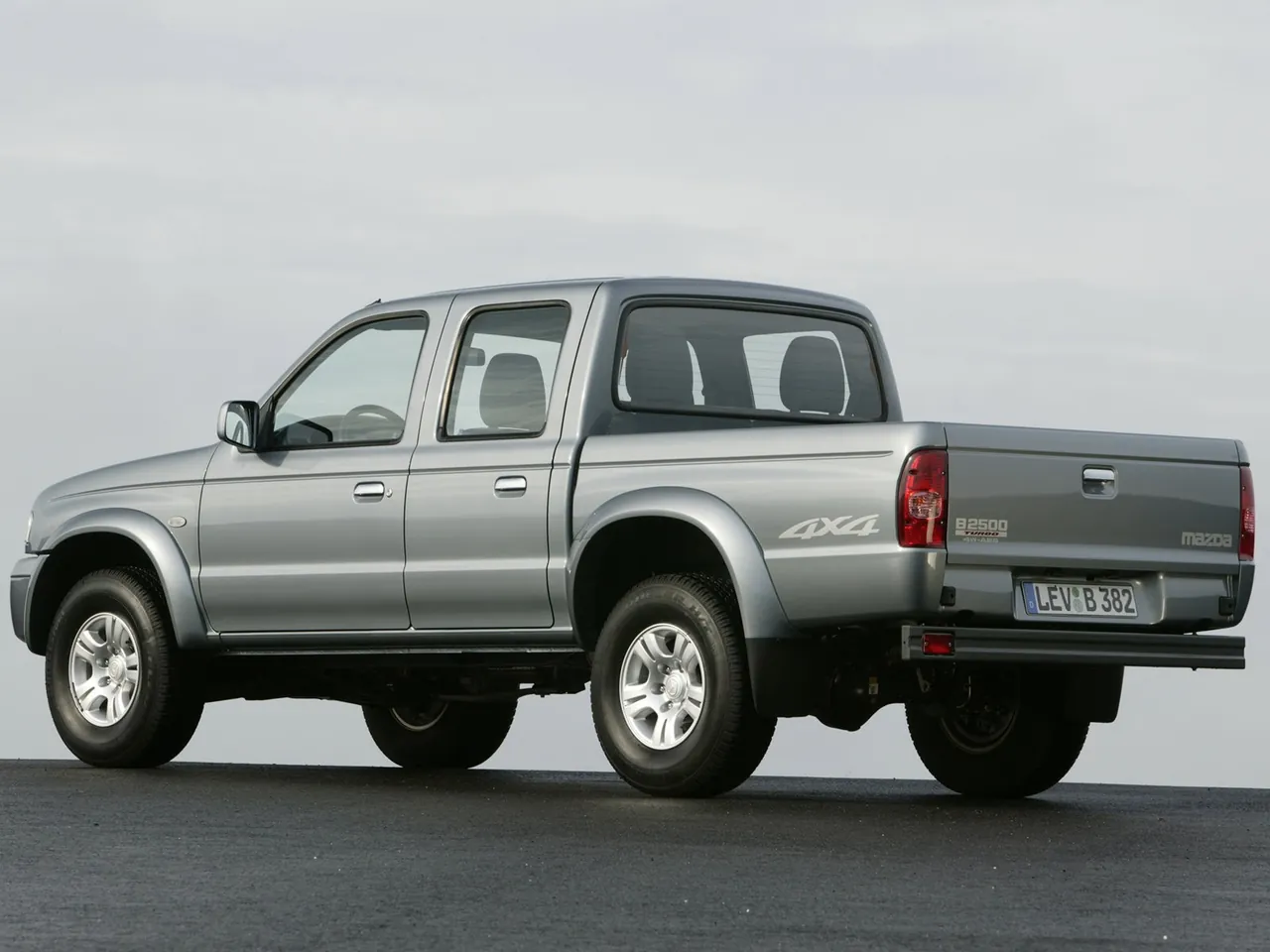 Mazda B2500 (2004) – zadní tříčtvrteční pohled