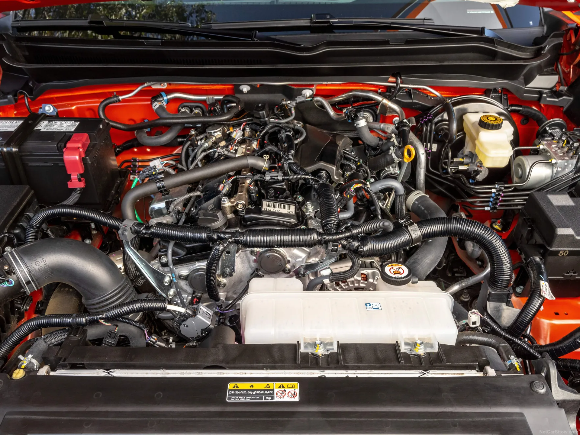Toyota Tacoma SR5 (2024) – motorový prostor