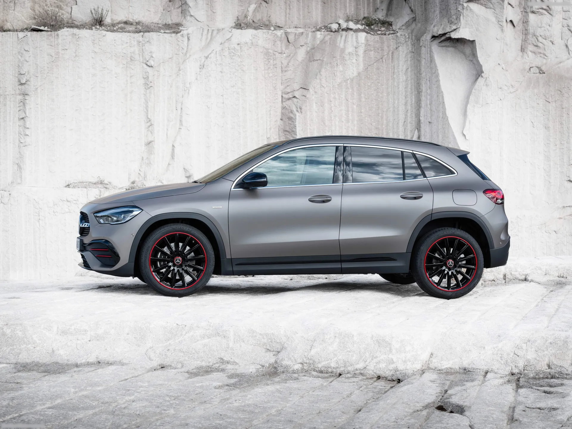 Mercedes-Benz GLA (2021) – boční profil