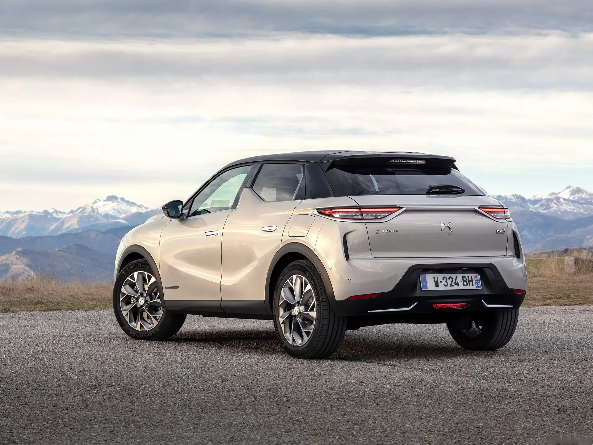 DS 3 Crossback E-Tense (2020) – zadní tříčtvrteční pohled