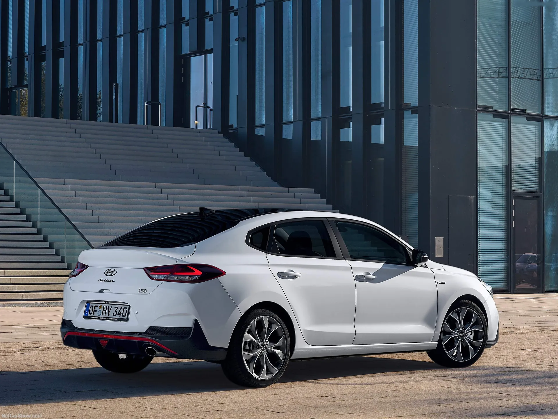 Hyundai i30 Fastback N Line (2019) – zadní tříčtvrteční pohled