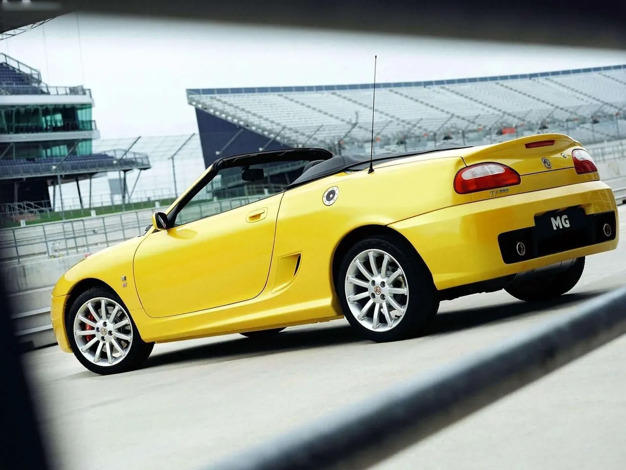 MG TF 160 (2003) – zadní tříčtvrteční pohled