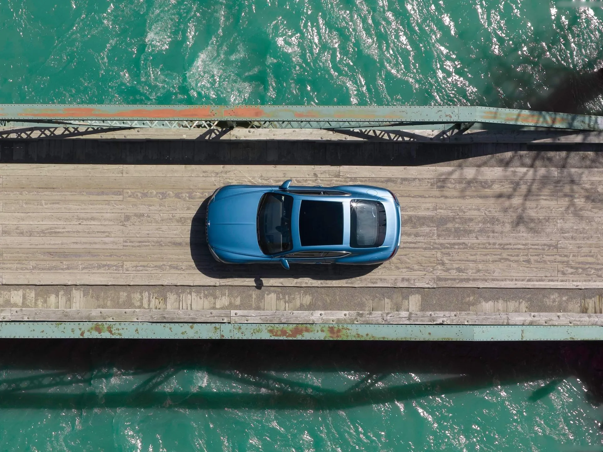 Bentley Continental GT Azure (2025) – pohled shora