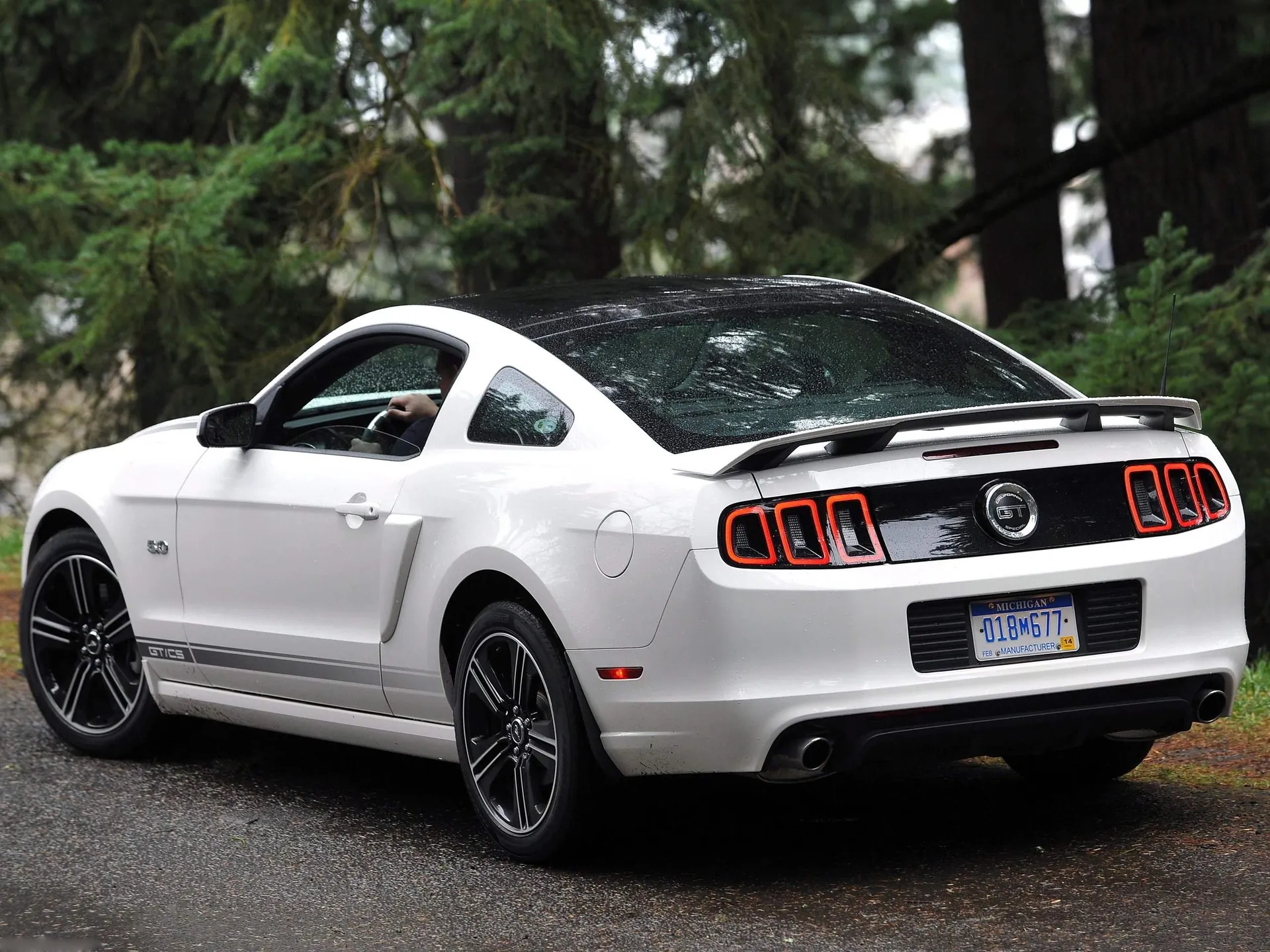 Ford Mustang GT (2013) – zadní tříčtvrteční pohled