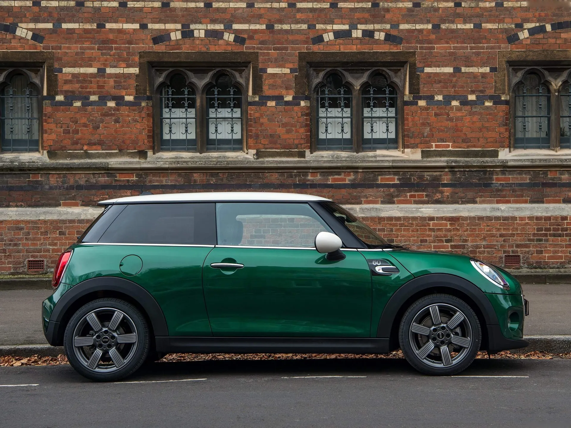 Mini Cooper 60 Years Edition (2019) – boční profil
