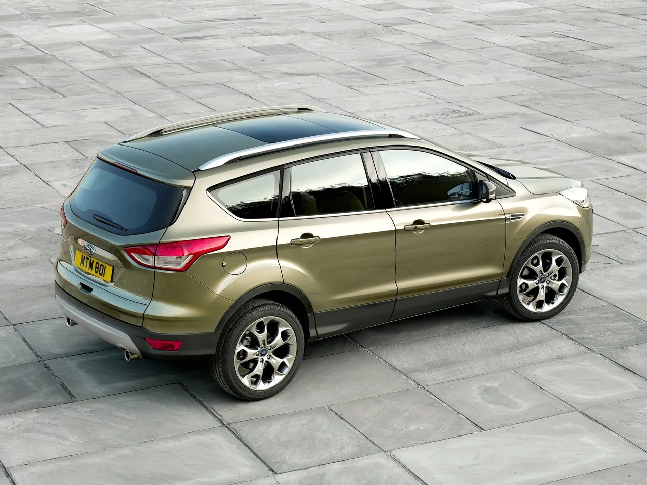 Ford Kuga (2013) – zadní tříčtvrteční pohled