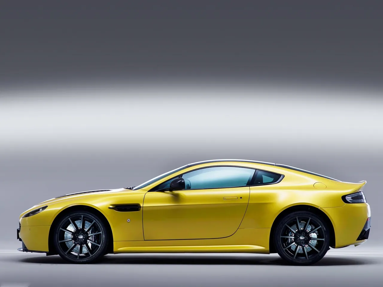 Aston Martin V12 Vantage S (2014) – boční profil