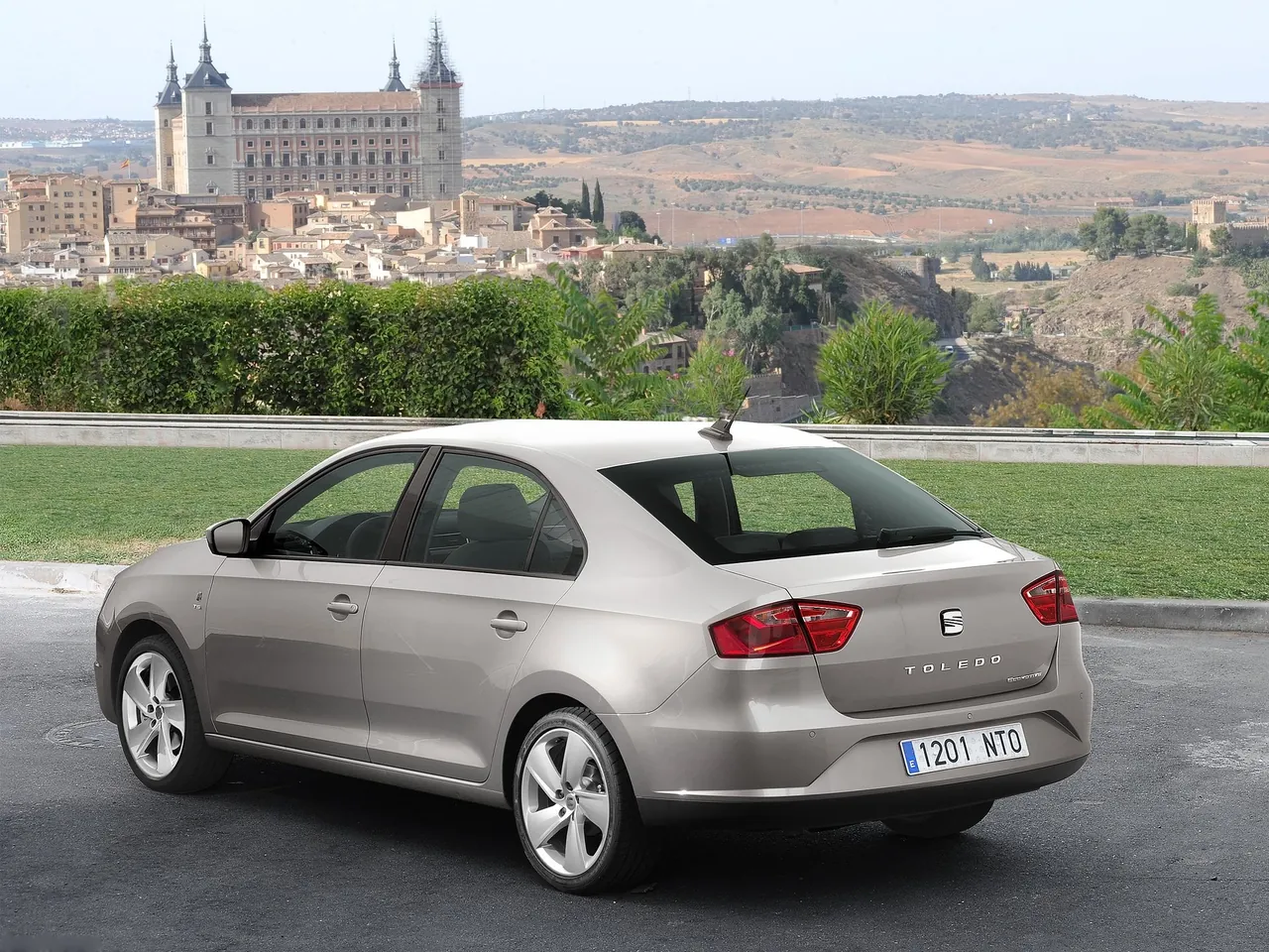 Seat Toledo (2013) – zadní tříčtvrteční pohled
