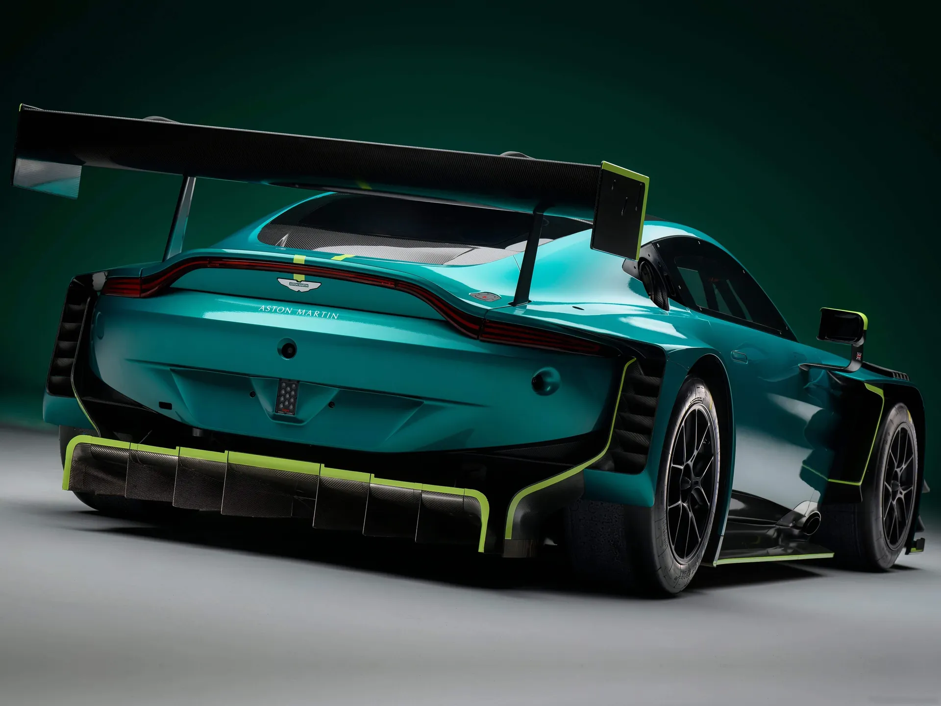 Aston Martin Vantage GT3 (2024) – zadní tříčtvrteční pohled
