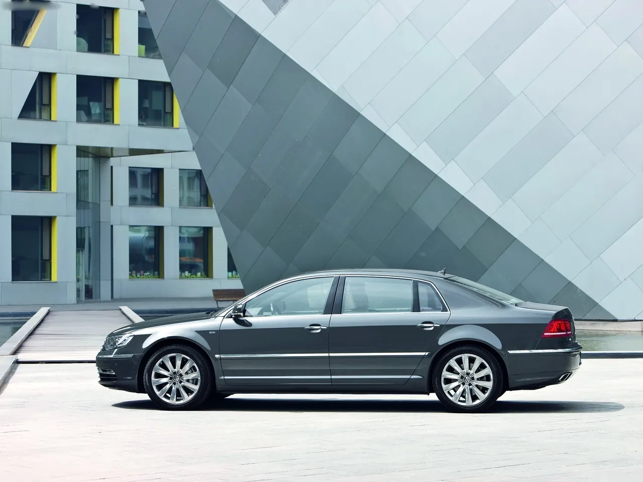 Volkswagen Phaeton (2011) - Side Profile